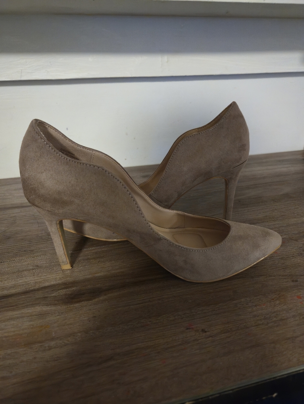 Kelly & Katie Taupe Pointed-Toe Suede Pumps 2 " Heels Like New 8 - Picture 5 of 15